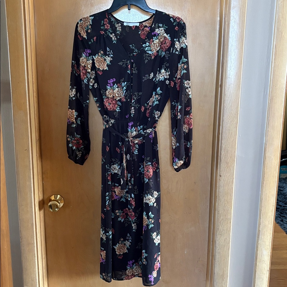 DR2 long slv button down flower print dress. Elastic waist w/belt. Great shape